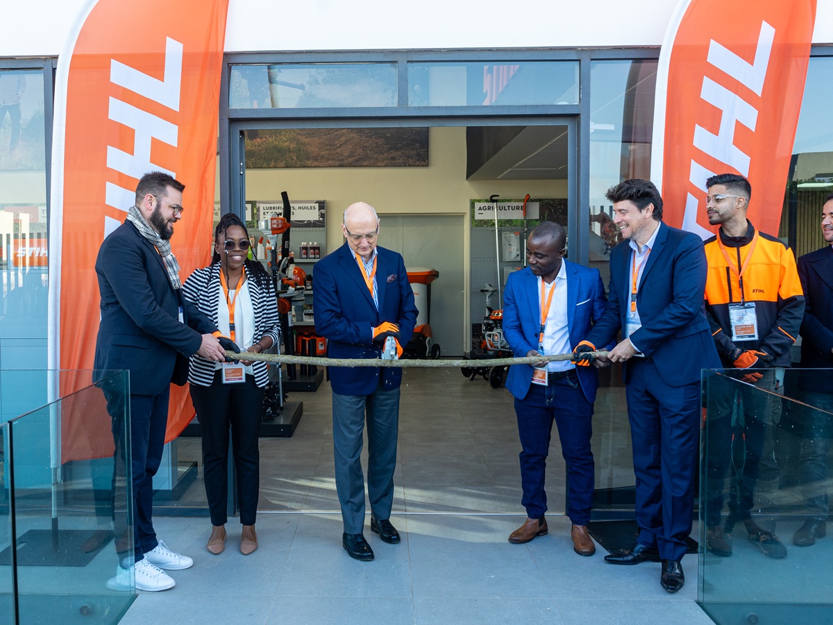 Dr. Nikolas Stihl symbolicky otevřel dvě nejnovější společnosti STIHL v Africe uříznutím větve.