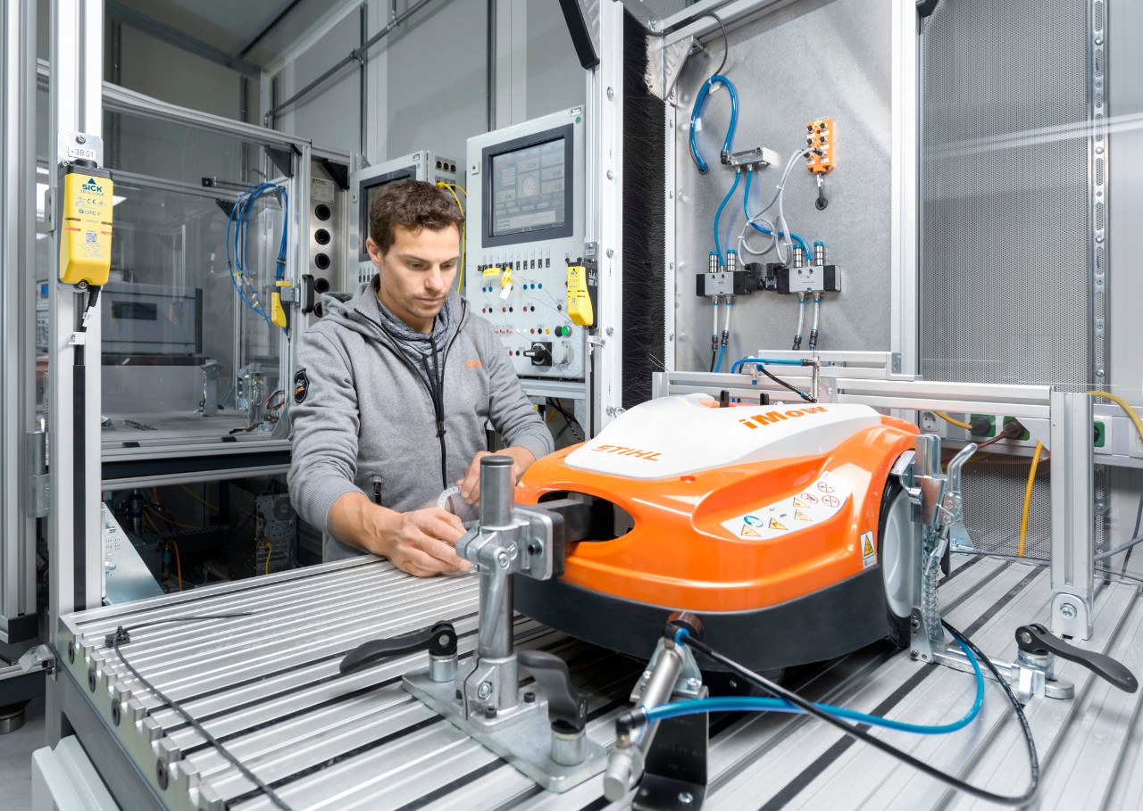 Testovací plocha iMOW na střeše společnosti STIHL Tirol se rozkládá na ploše 3 000 metrů čtverečních.